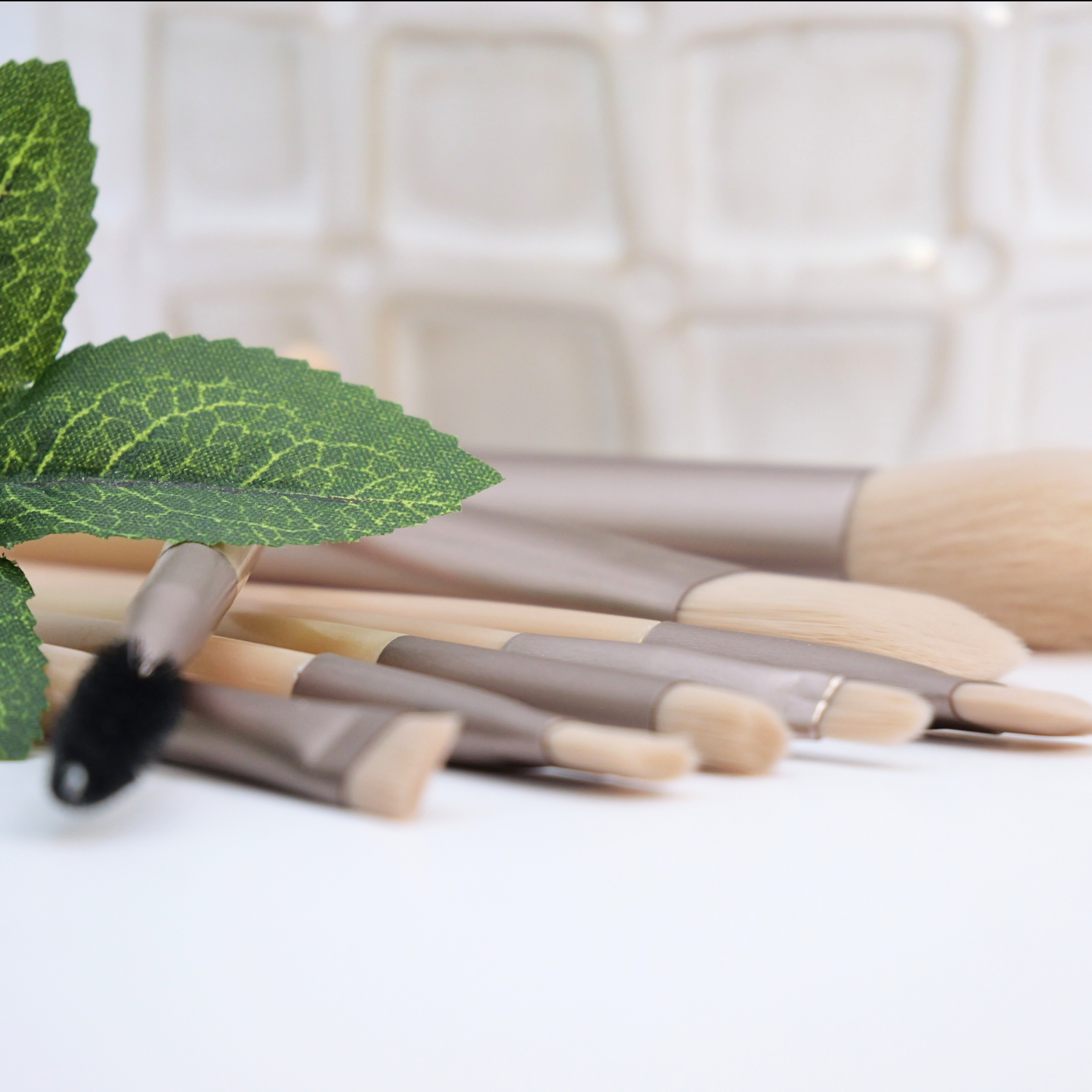 2 ORCHIDS Mini Makeup Brush Set - 8 Transport Brushes for On-the-Go Makeup Application, Compact & Durable Design